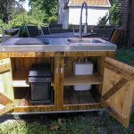 Außenküche Country Muddy mit Ceran-Kochfeld Innenleben mit Boiler und Abfallbehälter