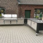 Zweiteilige Aussen-Küche Lux in Schwarz & Beige mit Gasgrill Napoleon Bi Pro 825